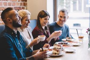 gente comiendo en un restaurante, riendo foto