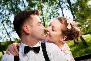 joven pareja romántica enamorada coqueteando en el parque de verano. foto