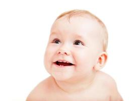 lindo bebé feliz sonriendo en blanco foto