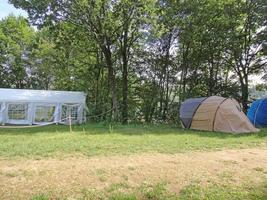 lago con bosque y campamento de verano tiende vacaciones fondo bellas artes impresiones de alta calidad productos cincuenta megapíxeles absberg foto