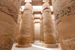 columnas en la sala hipóstila del templo de karnak, luxor, egipto foto