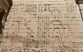 Jeroglíficos egipcios en el templo de Medinet Habu, Luxor, Egipto foto