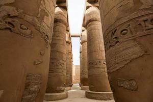 columnas en la sala hipóstila del templo de karnak, luxor, egipto foto