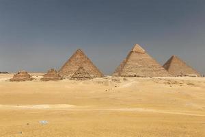 complejo piramidal de giza en el cairo, egipto foto