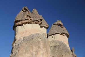 formaciones rocosas en el valle de los monjes pasabag, capadocia, nevsehir, turquía foto