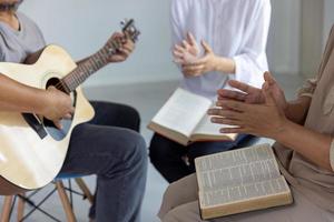 familias cristianas adoran a dios en sus hogares. para una vida relajada para honrar a Dios con hermosas guitarras y escrituras. foto