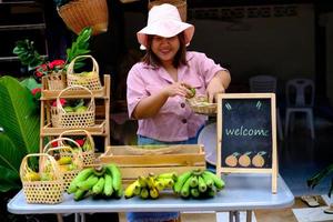 vendedor que vende frutas en un puesto de mercado de estilo minimalista foto
