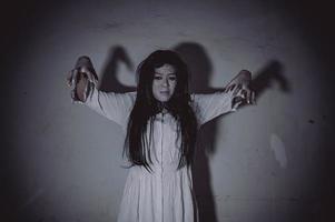 retrato de una mujer asiática maquillada fantasma, escena de terror aterradora para el fondo, concepto del festival de halloween, afiche de películas de fantasmas foto