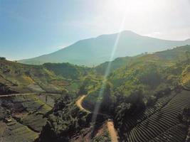 hermosa vista aérea de colinas agrícolas y turísticas, terasering panyaweuyan-majalengka, indonesia. foto