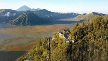 hermosa vista aérea, pico del monte bromo en malang, java oriental - indonesia. foto