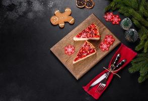 Deliciosa tarta de fresas navideñas sobre fondo de hormigón, vista superior, espacio para copiar foto