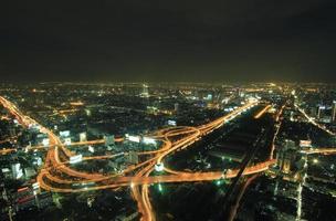 vista aérea de la ciudad de bangkok en tailandia. escena nocturna con semáforo en vía expresa. foto