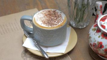 una foto de un café con crema en una mesa