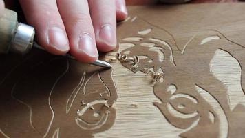 el proceso de creación de una imagen de madera. talla de madera de arte. Hobby video