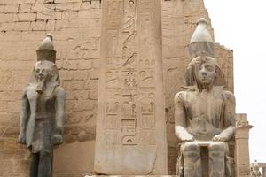 esculturas en el templo de luxor en luxor, egipto