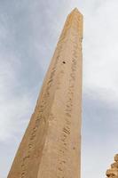 obelisco en el templo de karnak, luxor, egipto foto