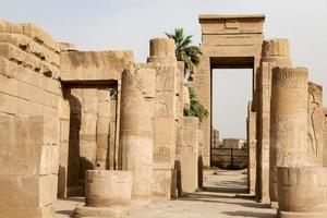 columnas en el templo de karnak, luxor, egipto foto