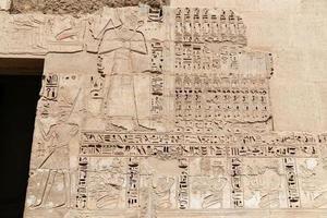 Jeroglíficos egipcios en el templo de Medinet Habu, Luxor, Egipto foto