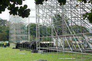 diferentes partes del andamio metálico en el campo de la construcción. los trabajadores construyen un escenario de concierto. equipamiento escénico. foto