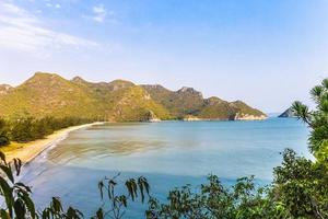 paisaje panorámico de la playa de la isla tropical con fondo de montaña y cielo azul en prachuap khiri khan tailandia. punto de vista foto