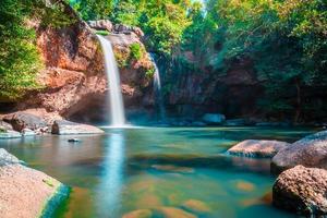 increíbles cascadas hermosas en el bosque profundo en la cascada haew suwat en el parque nacional khao yai, tailandia foto