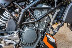 primer plano moderno sistema de detalles del motor de la motocicleta color negro y marrón. foto