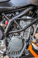 sistema de detalle de motor de motocicleta moderno de primer plano color negro y marrón. foto