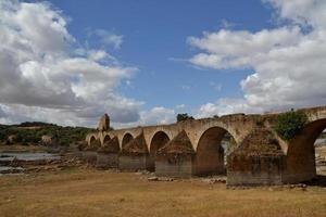 ruinas del histórico puente de piedra de puente ajuda foto