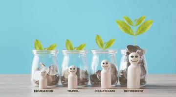 Wooden dolls lined up in front of the coin purse. and all on a wooden table, photo