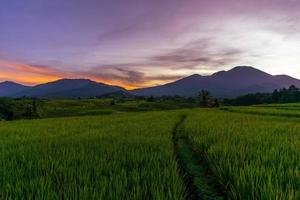el extraordinario paisaje natural de indonesia. vista matutina con hermoso cielo sobre la cordillera foto