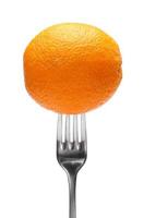 primer plano de fruta fresca de naranja en un tenedor sobre fondo blanco dieta de pérdida de peso concepto de comida saludable foto