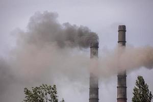 humo de las tuberías de la estación de calor foto