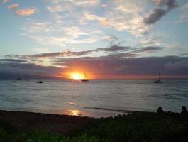 puesta de sol y barcos en maui hawaii foto