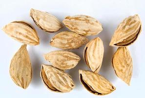 almendras con cáscara sobre un fondo blanco foto