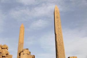 obelisco en el templo de karnak, luxor, egipto foto