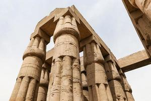 columnas en el templo de luxor, luxor, egipto foto