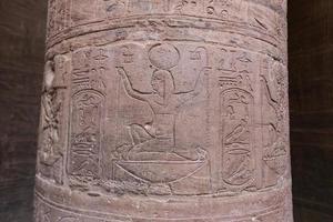 escena en el templo de philae, aswan, egipto foto