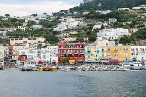 vista general de la isla de capri en nápoles, italia foto