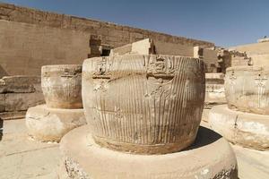 columnas en el templo de medinet habu en luxor, egipto foto