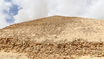 pirámide doblada en la necrópolis de dahshur, el cairo, egipto foto