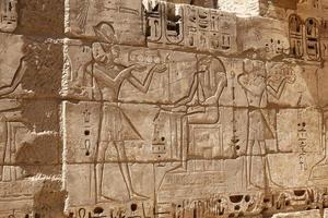 Jeroglíficos egipcios en el templo de Medinet Habu, Luxor, Egipto foto