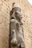 escultura en el templo de luxor en luxor, egipto foto