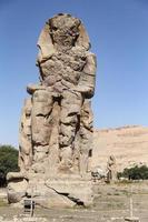colosos de la estatua de memnon en luxor, egipto foto