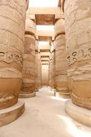 columnas en la sala hipóstila del templo de karnak, luxor, egipto foto