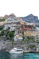 vista general de la ciudad de positano en nápoles, italia foto