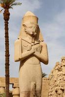 escultura en el templo de karnak en luxor, egipto foto