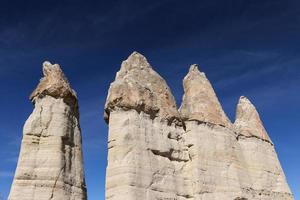 formaciones rocosas en el valle del amor, capadocia, nevsehir, turquía foto