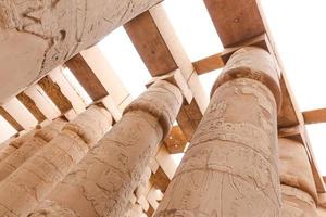 columnas en la sala hipóstila del templo de karnak, luxor, egipto foto