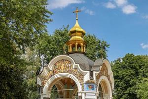 edificio en calle Monasterio de cúpulas doradas de michaels, kiev, ucrania foto