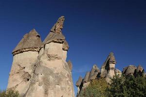 formaciones rocosas en el valle de los monjes pasabag, capadocia, nevsehir, turquía foto